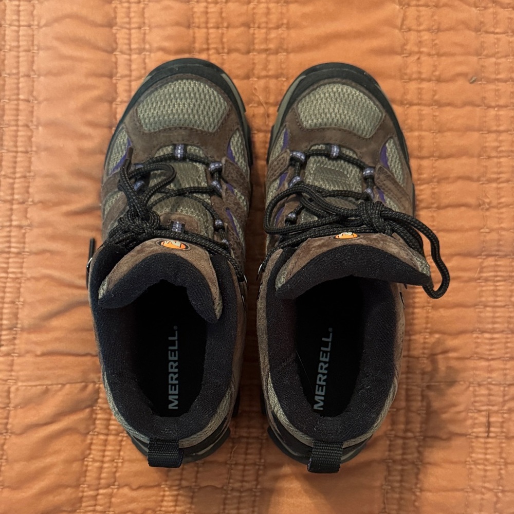 Merrell Outdoor Boots in Olive and Black